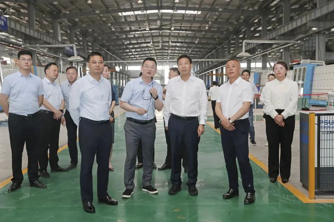 淮北市委书记覃卫国莅临金鹏阳光淮北基地调研指导，铝合金门窗智能产线正式投产